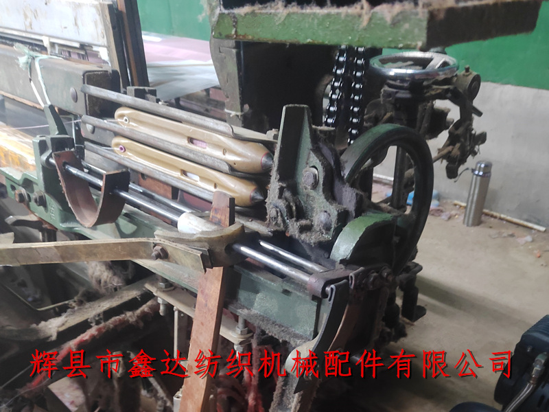 1515織布機(jī)的多梭箱裝置